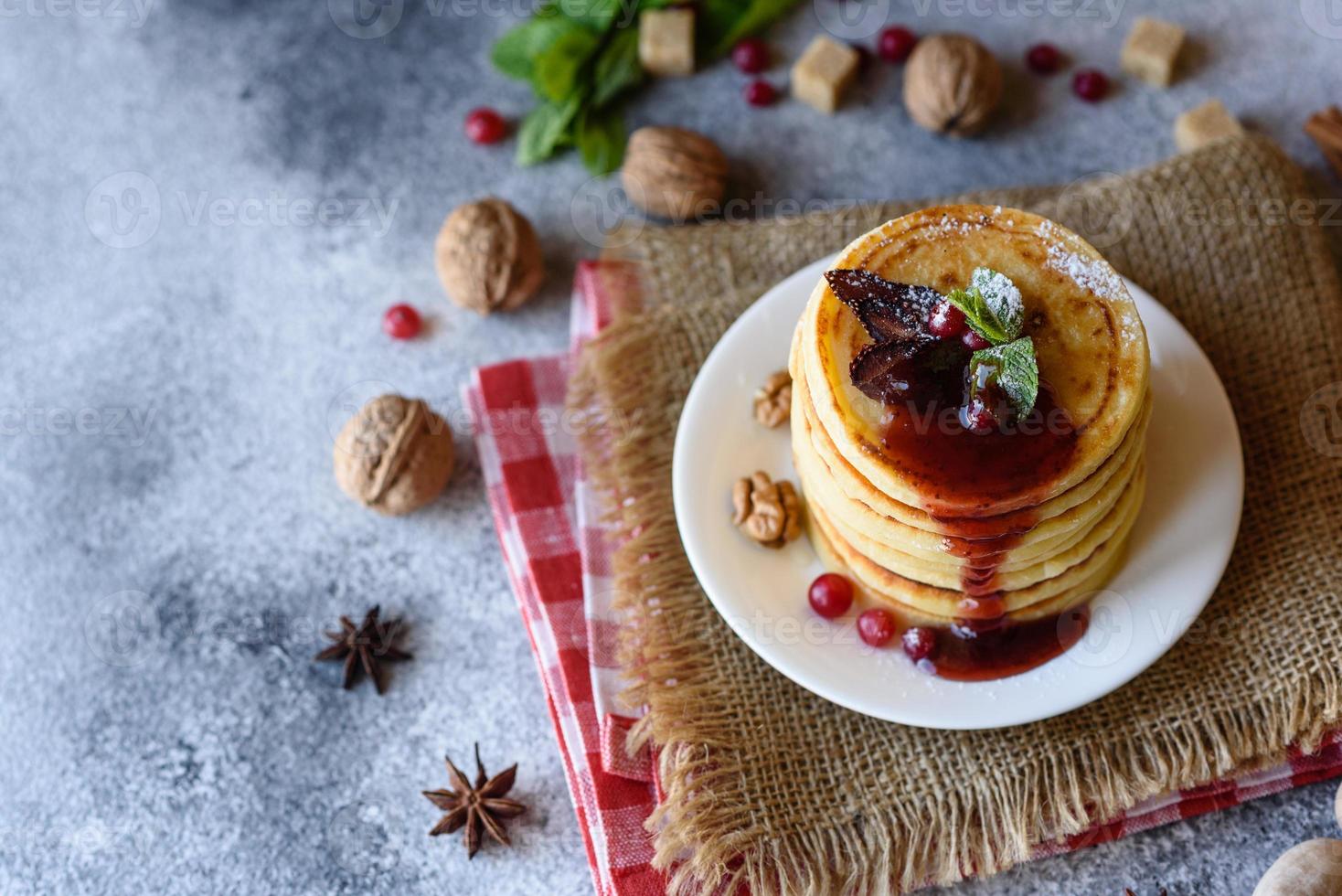 leckere frische schöne Pfannkuchen mit Zitrushonig und Marmelade foto