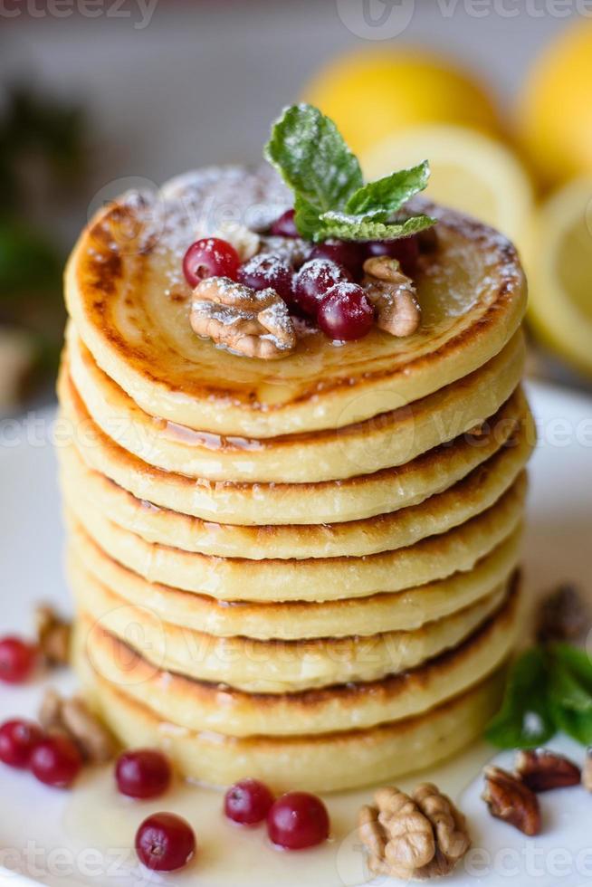 leckere frische schöne Pfannkuchen mit Zitrushonig und Marmelade foto