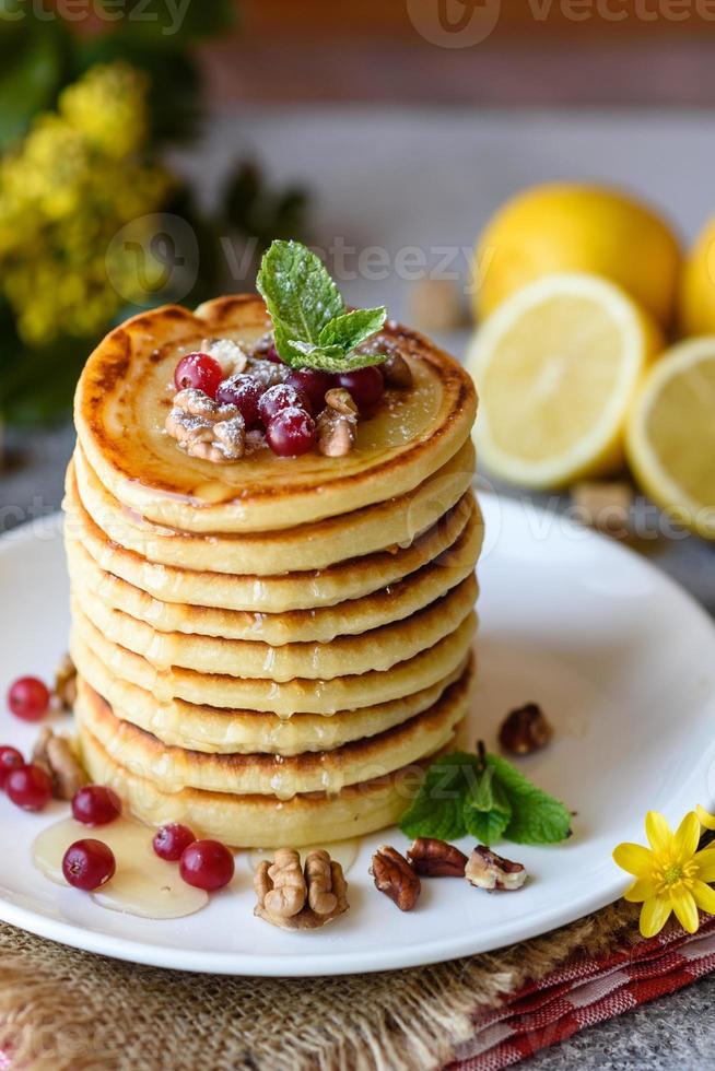 leckere frische schöne Pfannkuchen mit Zitrushonig und Marmelade foto