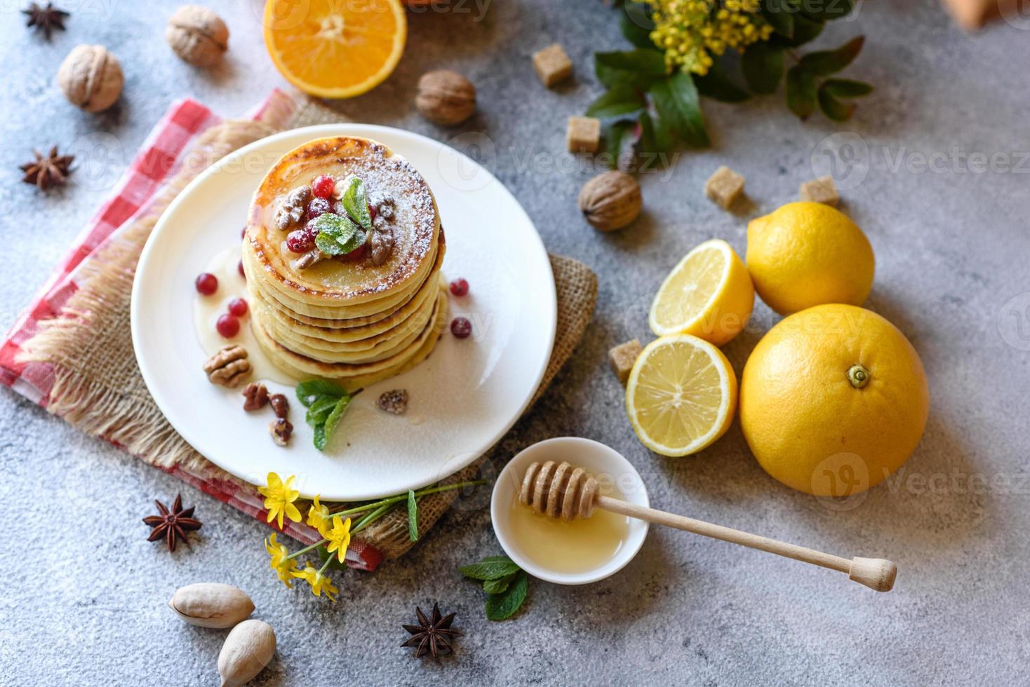 leckere frische schöne Pfannkuchen mit Zitrushonig und Marmelade foto