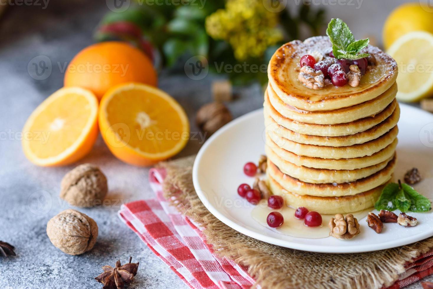 leckere frische schöne Pfannkuchen mit Zitrushonig und Marmelade foto