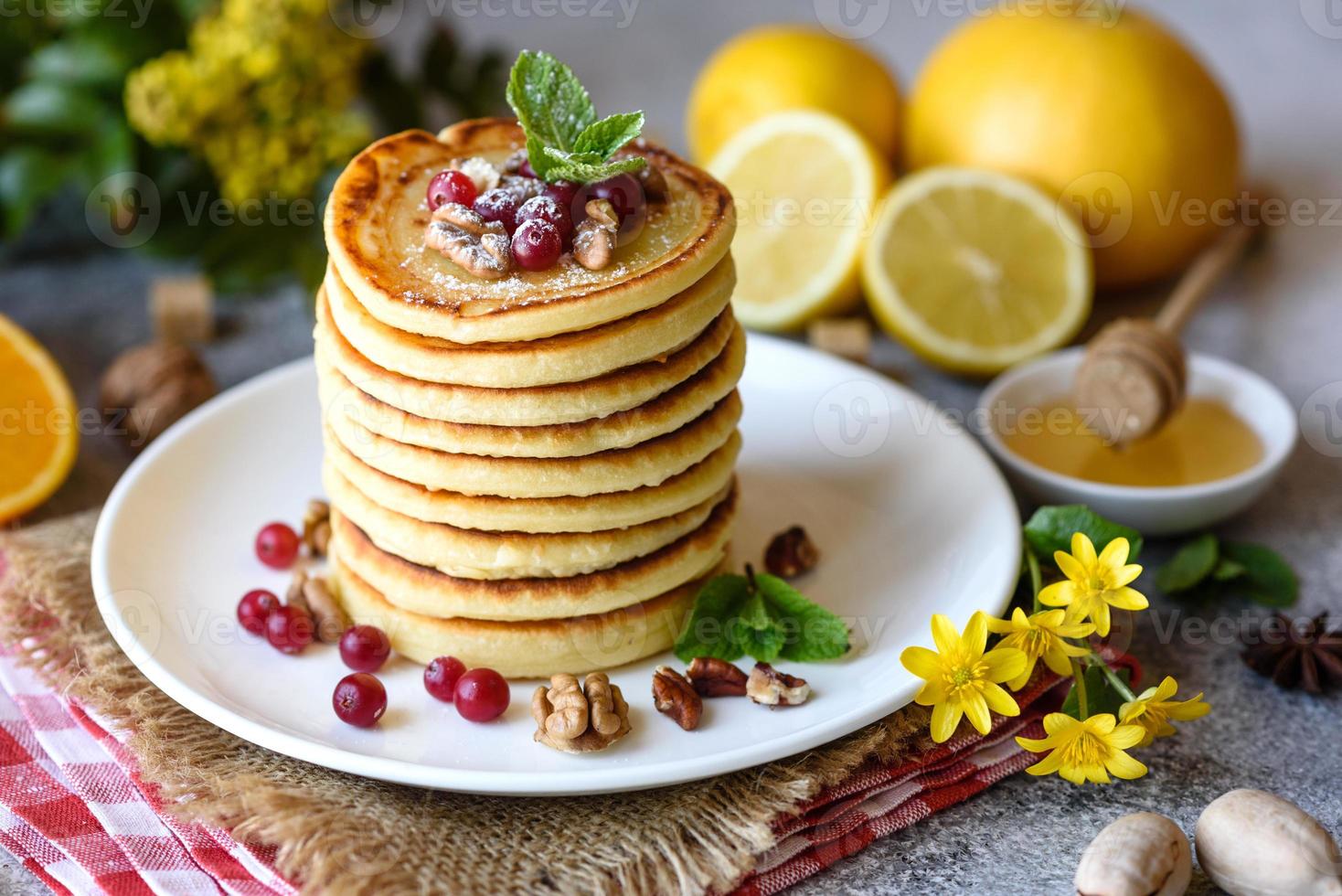 leckere frische schöne Pfannkuchen mit Zitrushonig und Marmelade foto