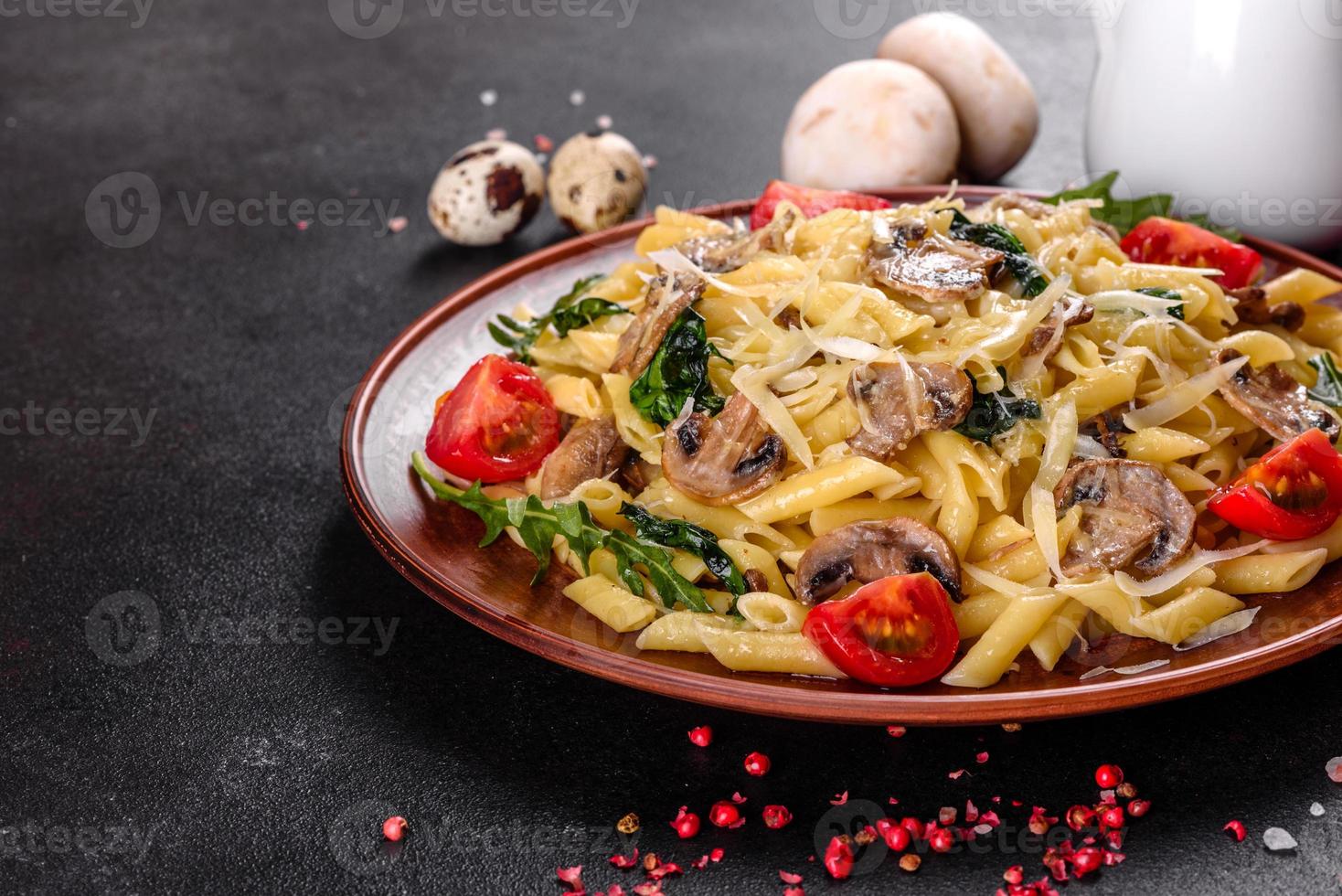 Nudeln mit Champignons, Käse, Spinat, Rukkola und Cherrytomaten foto