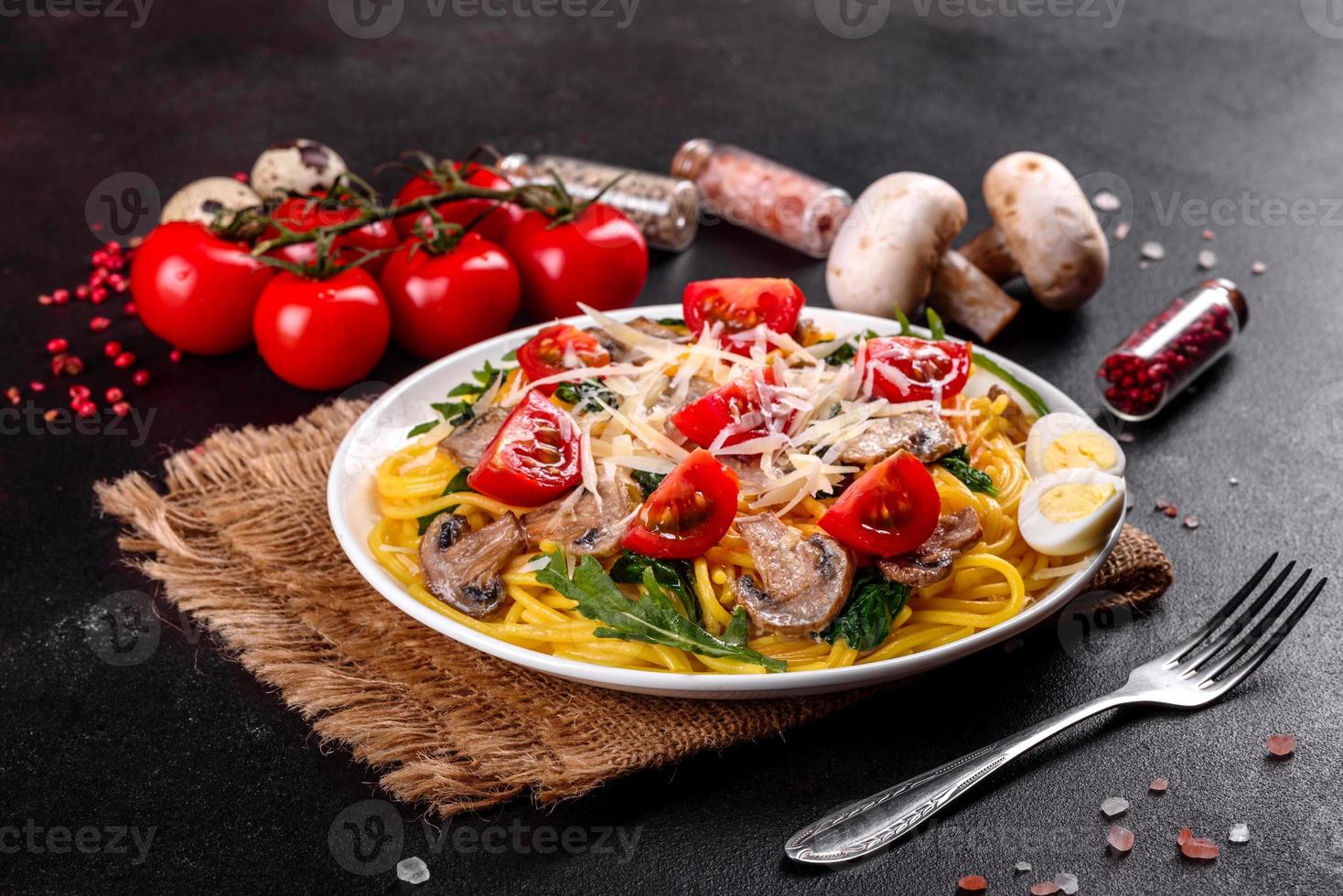 Spaghetti mit Champignons, Käse, Spinat, Rukkola und Cherrytomaten foto