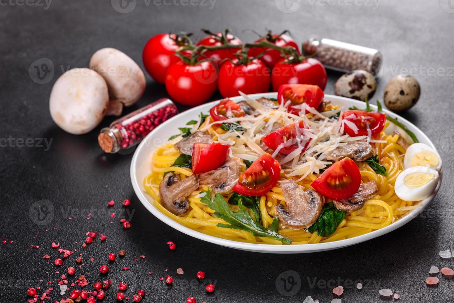 Spaghetti mit Champignons, Käse, Spinat, Rukkola und Cherrytomaten foto