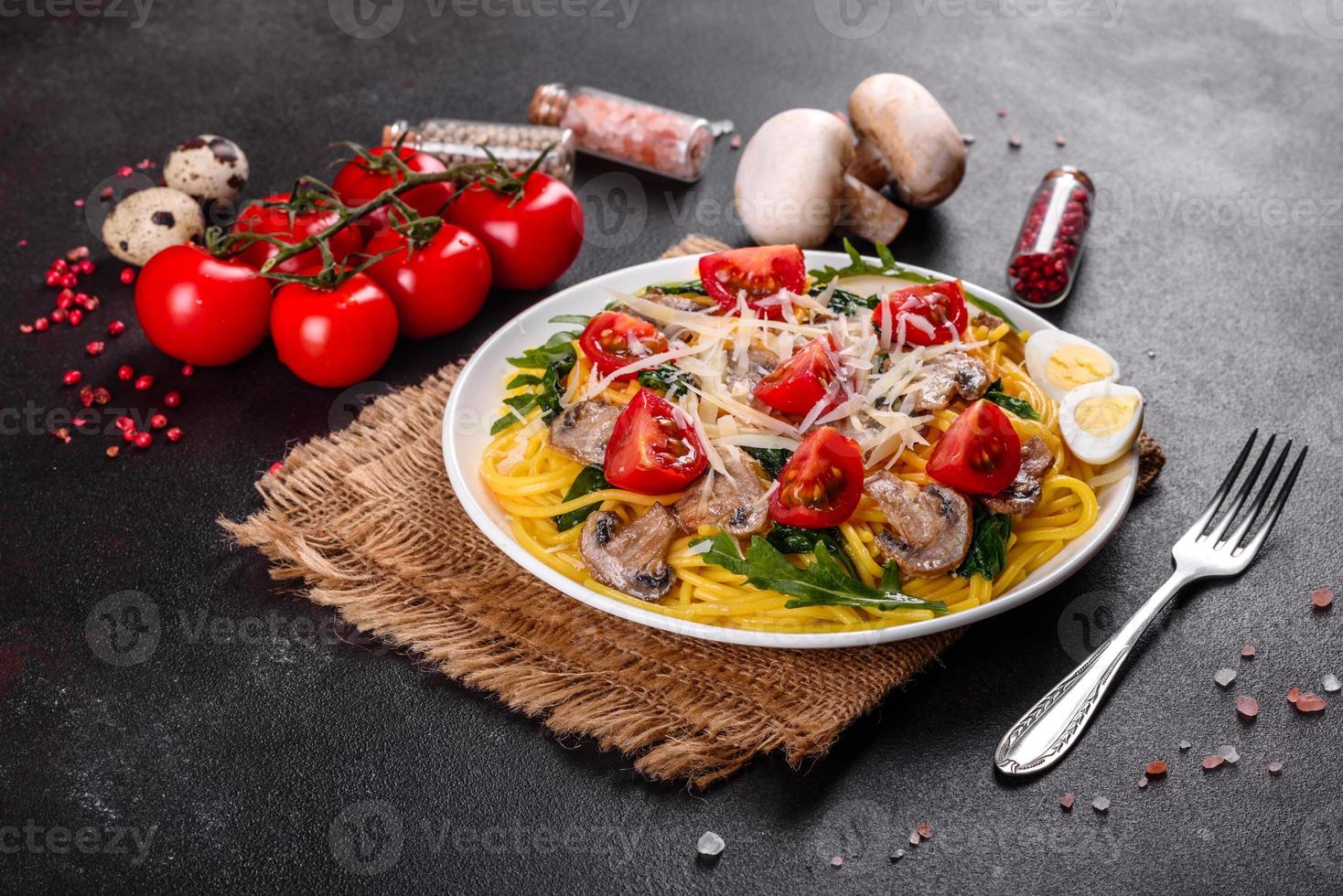 Spaghetti mit Champignons, Käse, Spinat, Rukkola und Cherrytomaten foto