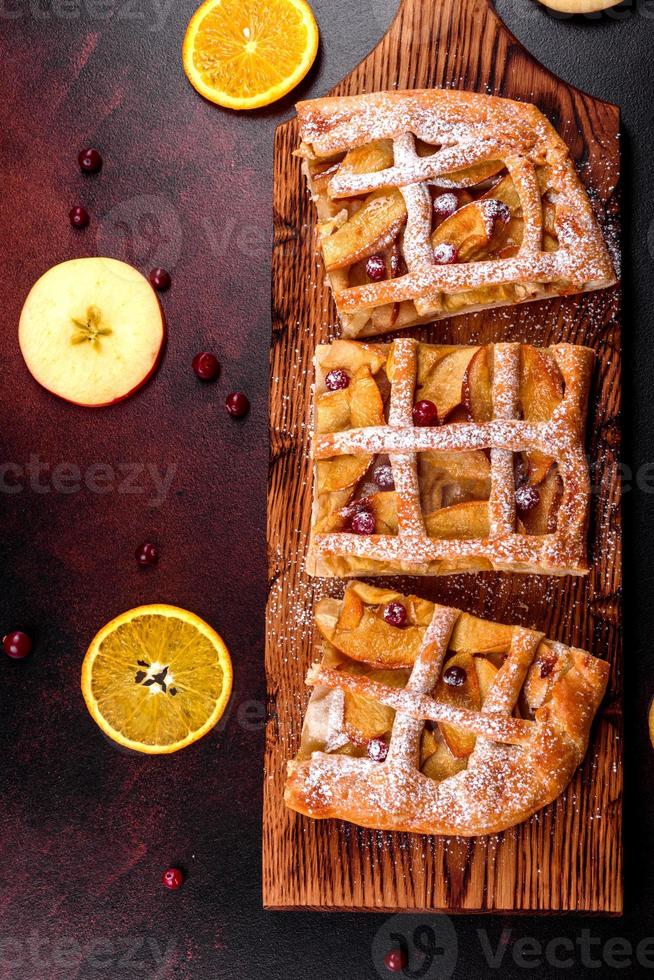 leckerer frischer Kuchen gebacken mit Apfel, Birnen und Beeren foto