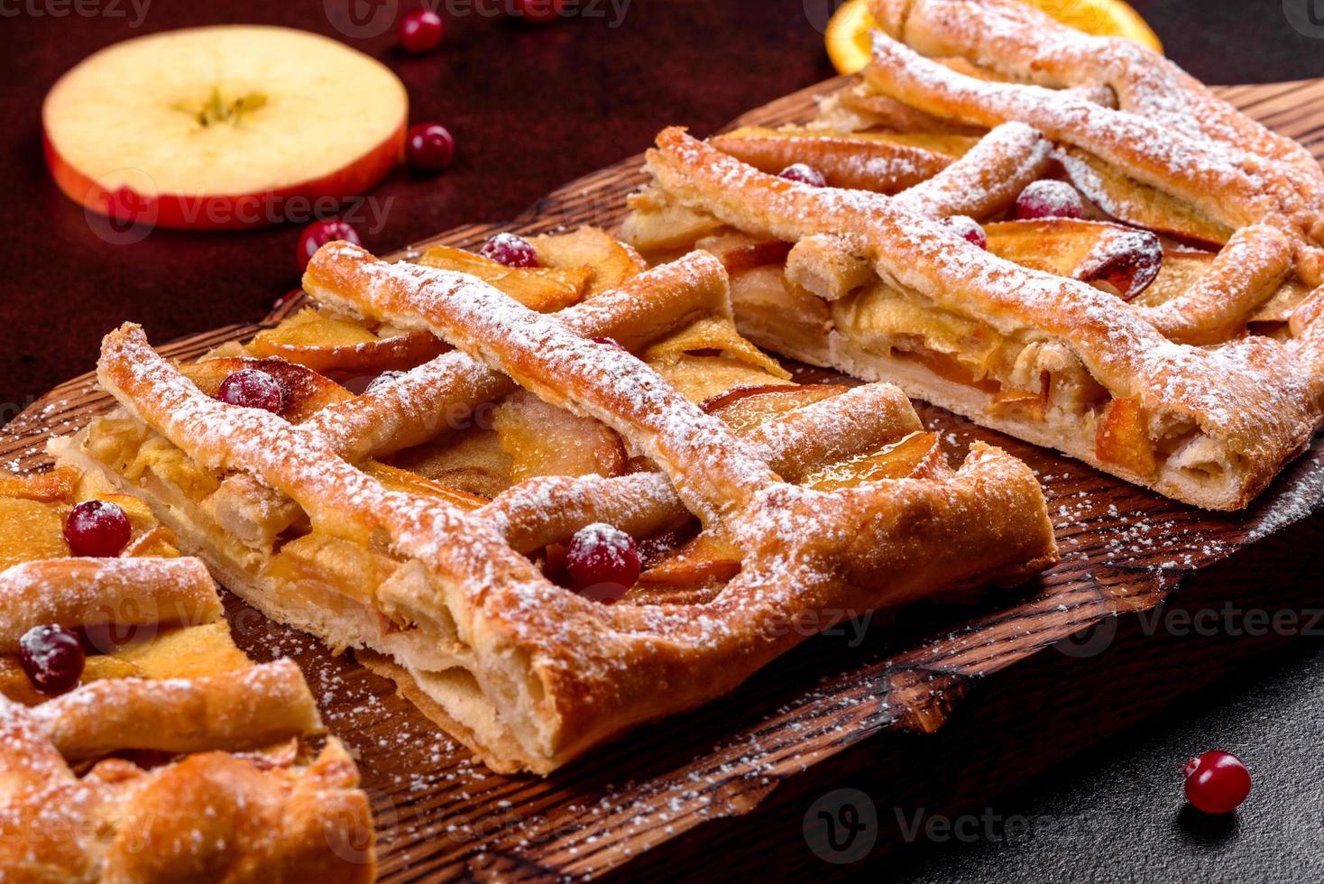 leckerer frischer Kuchen gebacken mit Apfel, Birnen und Beeren foto