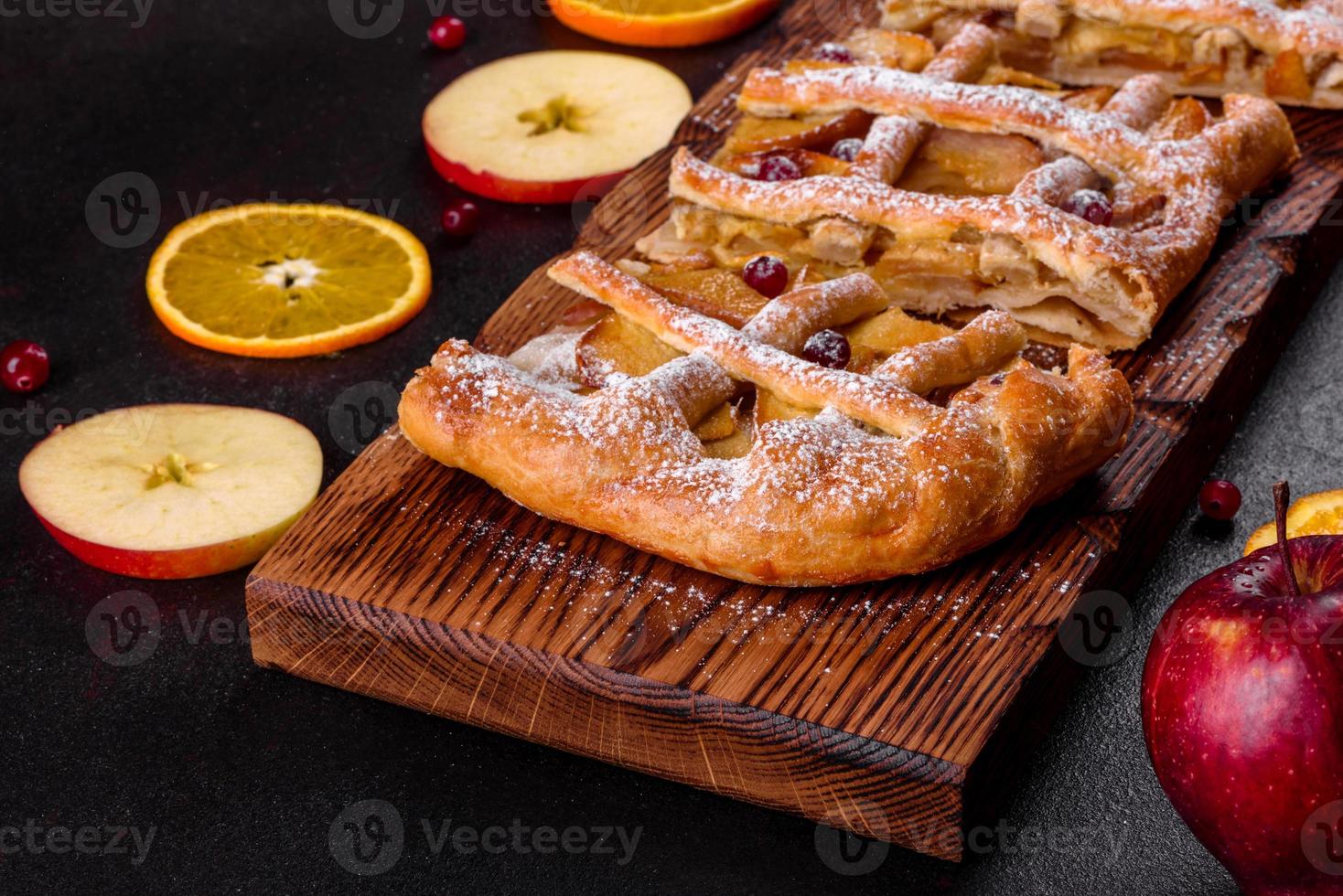 leckerer frischer Kuchen gebacken mit Apfel, Birnen und Beeren foto