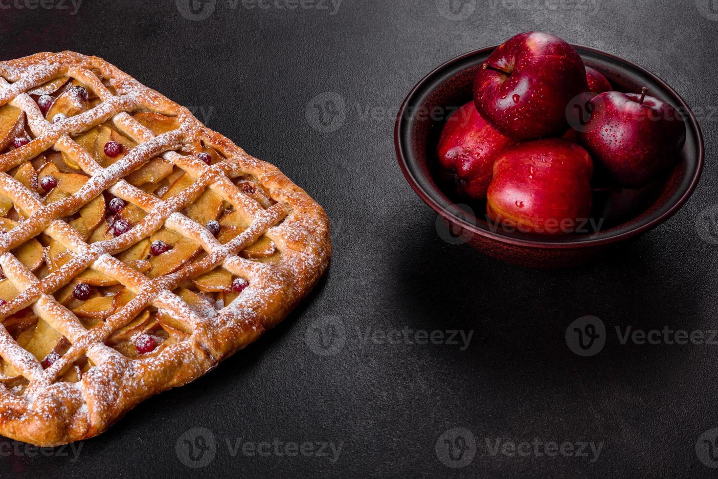 leckerer frischer Kuchen gebacken mit Apfel, Birnen und Beeren foto