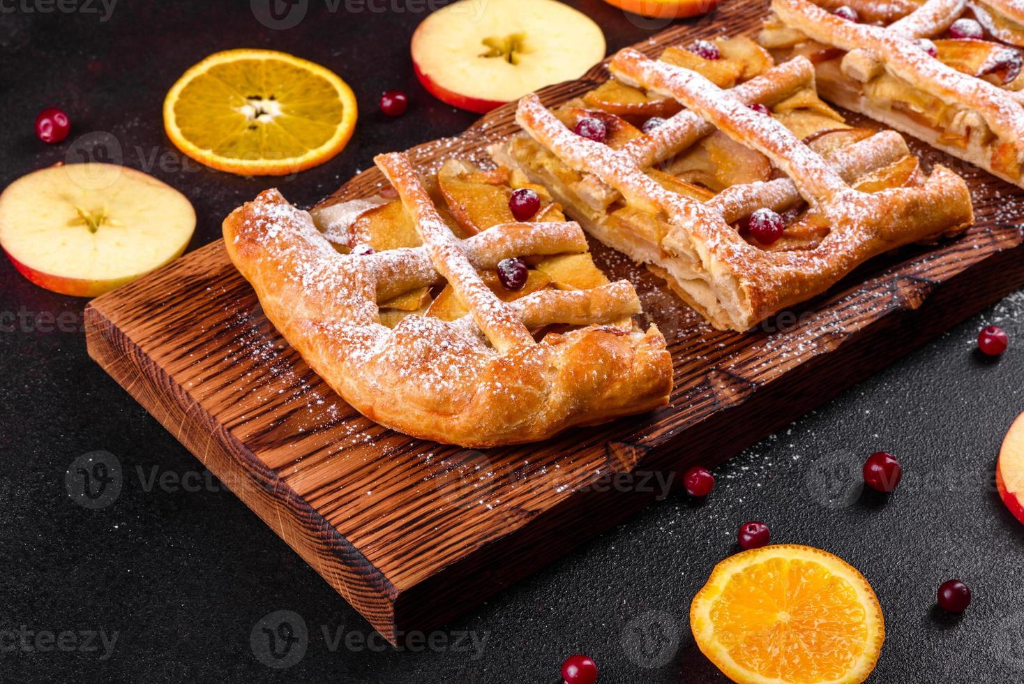 leckerer frischer Kuchen gebacken mit Apfel, Birnen und Beeren foto