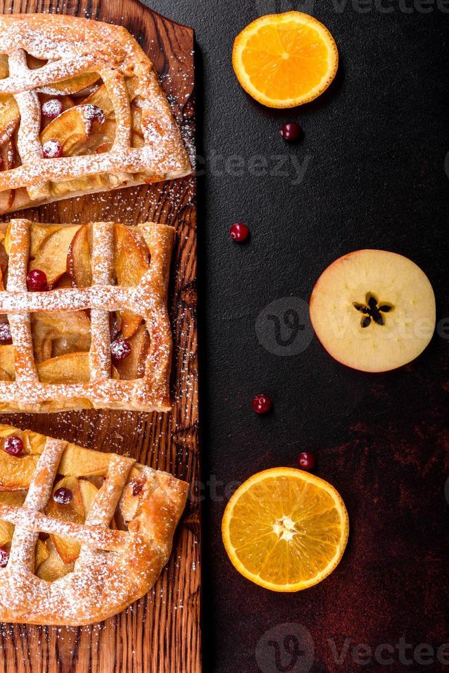 leckerer frischer Kuchen gebacken mit Apfel, Birnen und Beeren foto