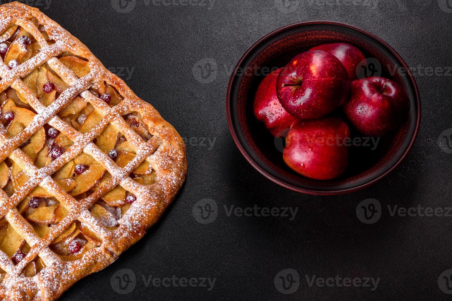 leckerer frischer Kuchen gebacken mit Apfel, Birnen und Beeren foto