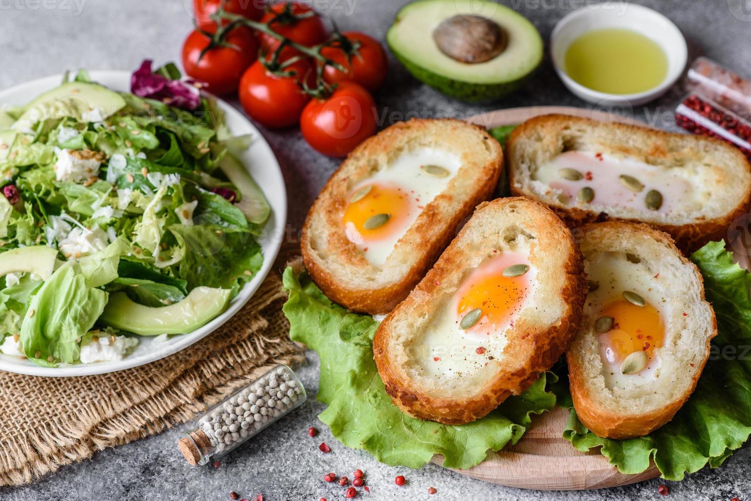 leckeres Frühstück mit Grunzen, Eiern, Avocado und Kirschtomaten foto