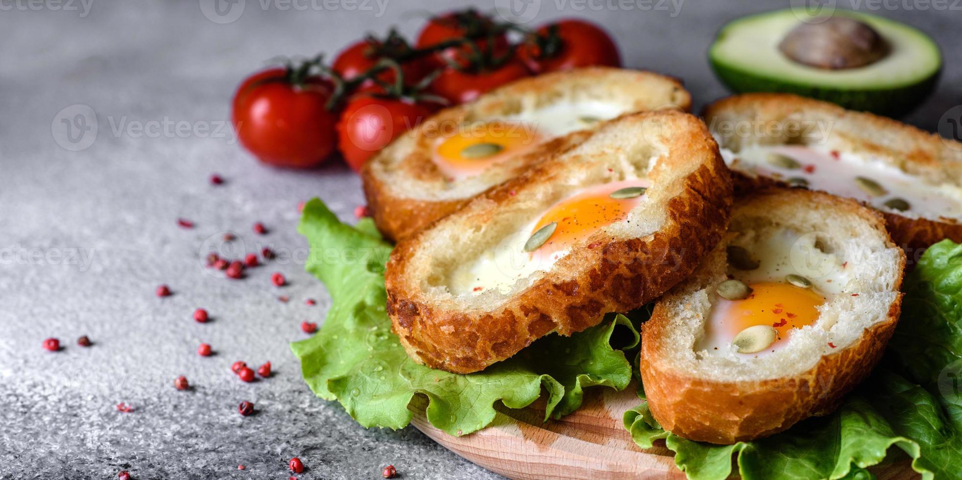 leckeres Frühstück mit Grunzen, Eiern, Avocado und Kirschtomaten foto