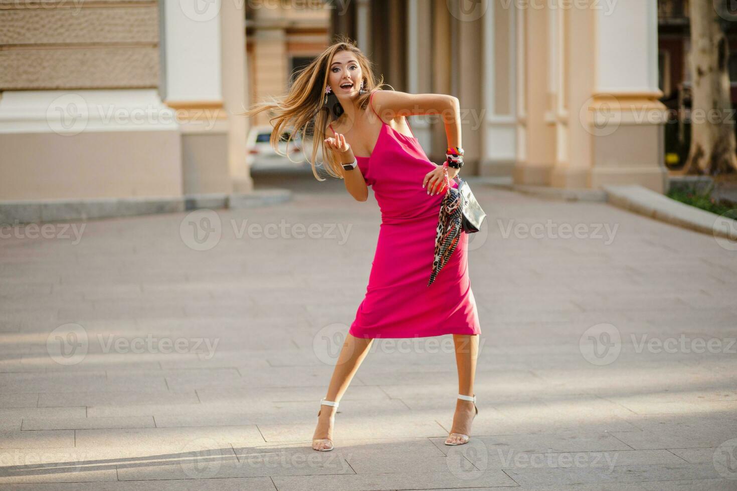 elegant attraktiv Frau tragen Rosa sexy Sommer- Kleid Gehen im Straße foto