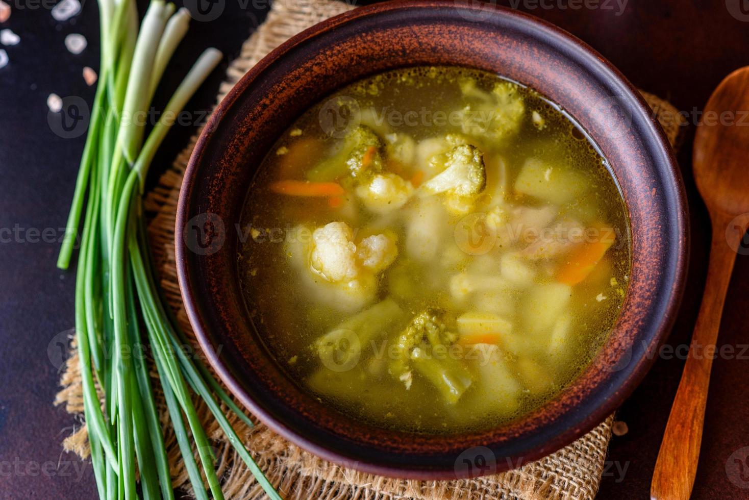 frische vegane Suppe mit Brokkoli, Blumenkohl, Spargel und Karotten foto