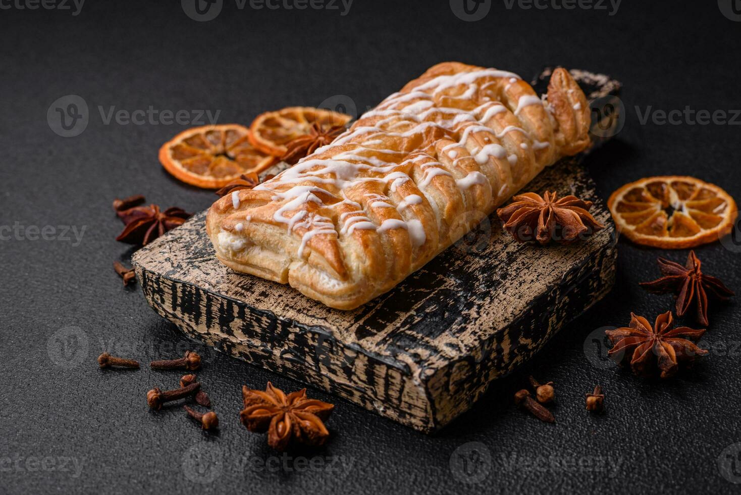 köstlich knusprig geflochten Brötchen mit Rosinen Innerhalb und Weiß Glasur draußen foto