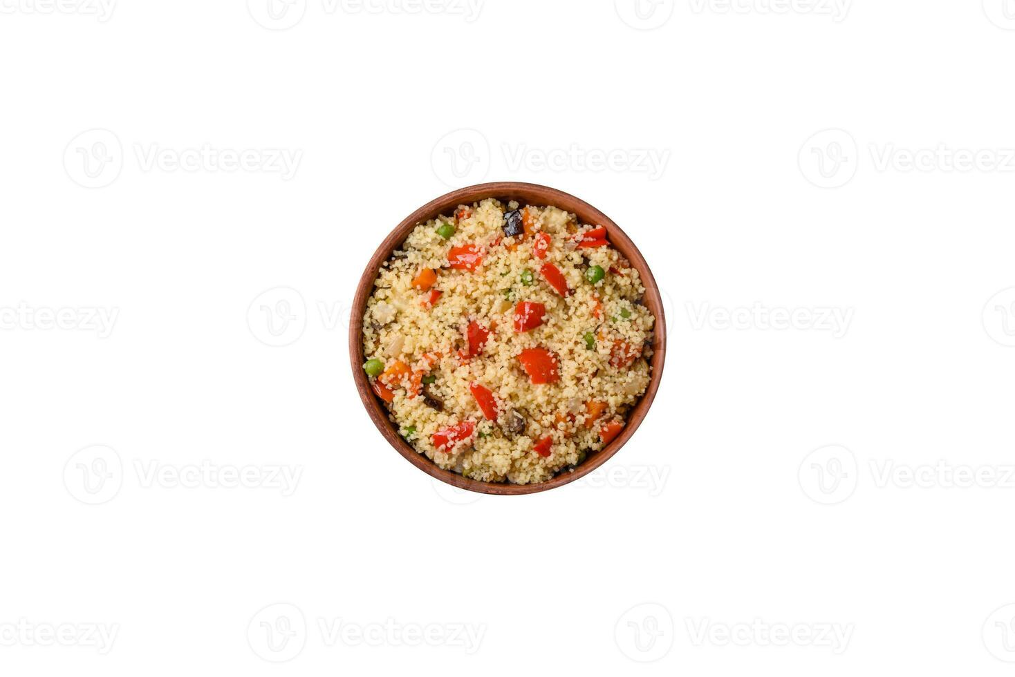 köstlich Couscous Haferbrei mit Würfel von gegrillt Gemüse mit Salz- und Gewürze foto