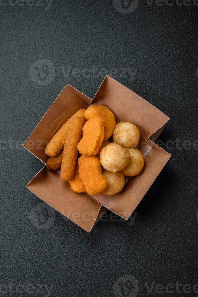 köstlich Nuggets, Stöcke und Bälle von Mozzarella und Parmesan Käse mit Salz- und Gewürze foto