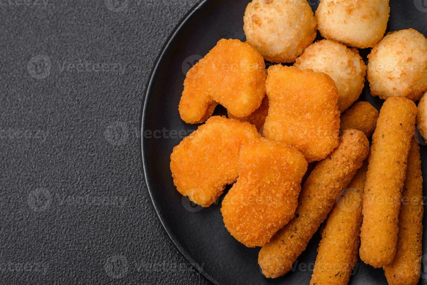 köstlich Nuggets, Stöcke und Bälle von Mozzarella und Parmesan Käse mit Salz- und Gewürze foto