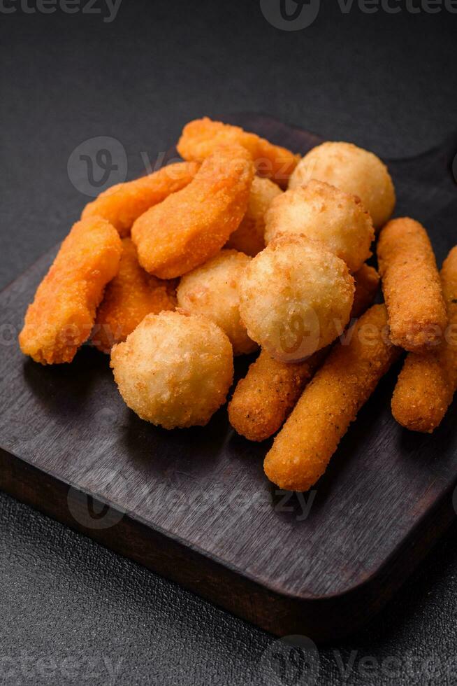 köstlich Nuggets, Stöcke und Bälle von Mozzarella und Parmesan Käse mit Salz- und Gewürze foto