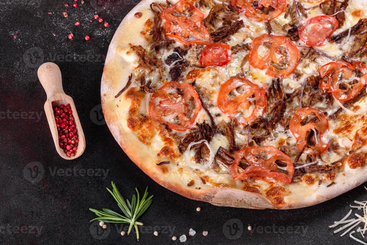 frische heiße Pizza mit Fleisch, Champignons, Käse und Tomaten foto