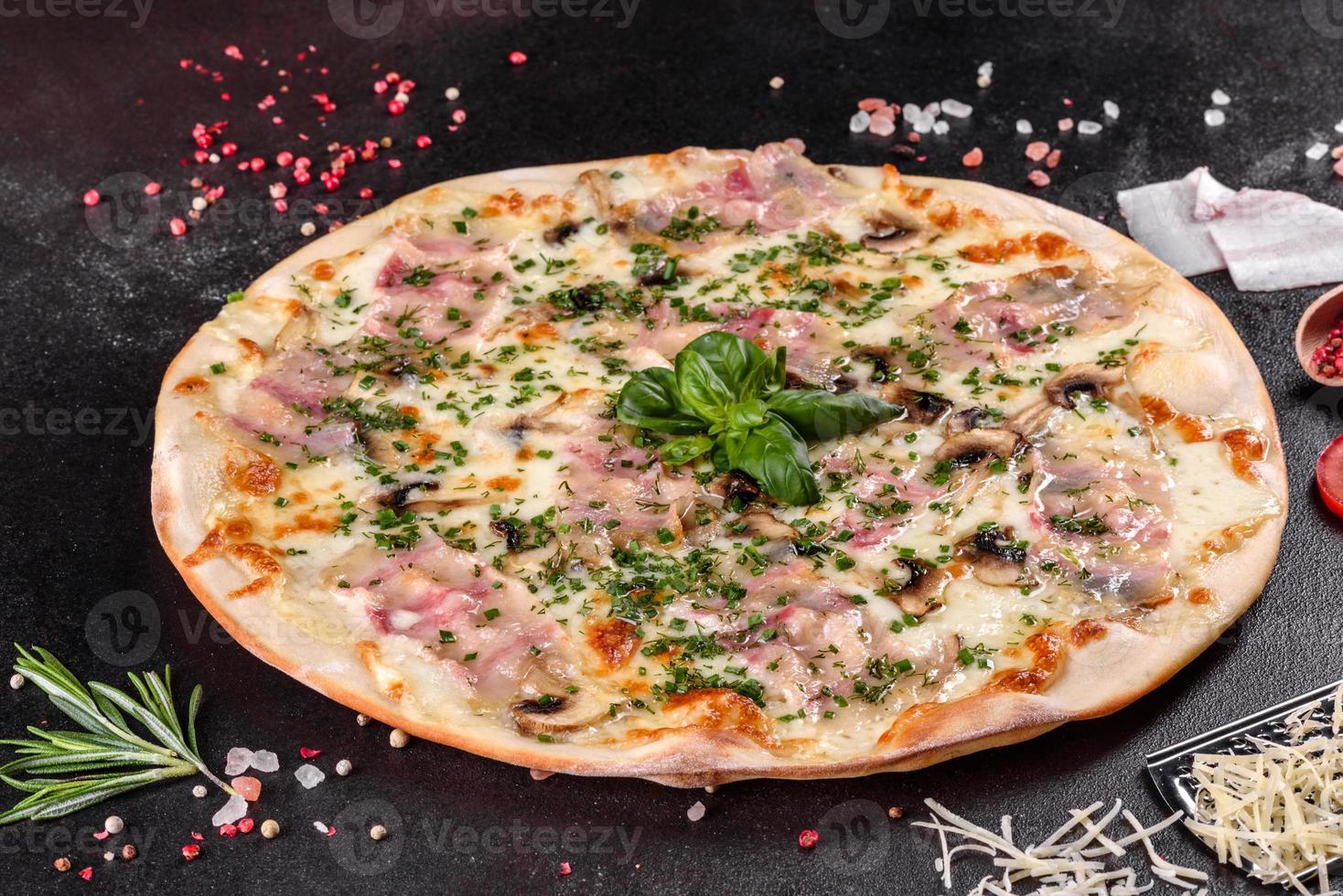 frische heiße Pizza mit Speck, Zwiebeln, Gemüse und Tomaten foto