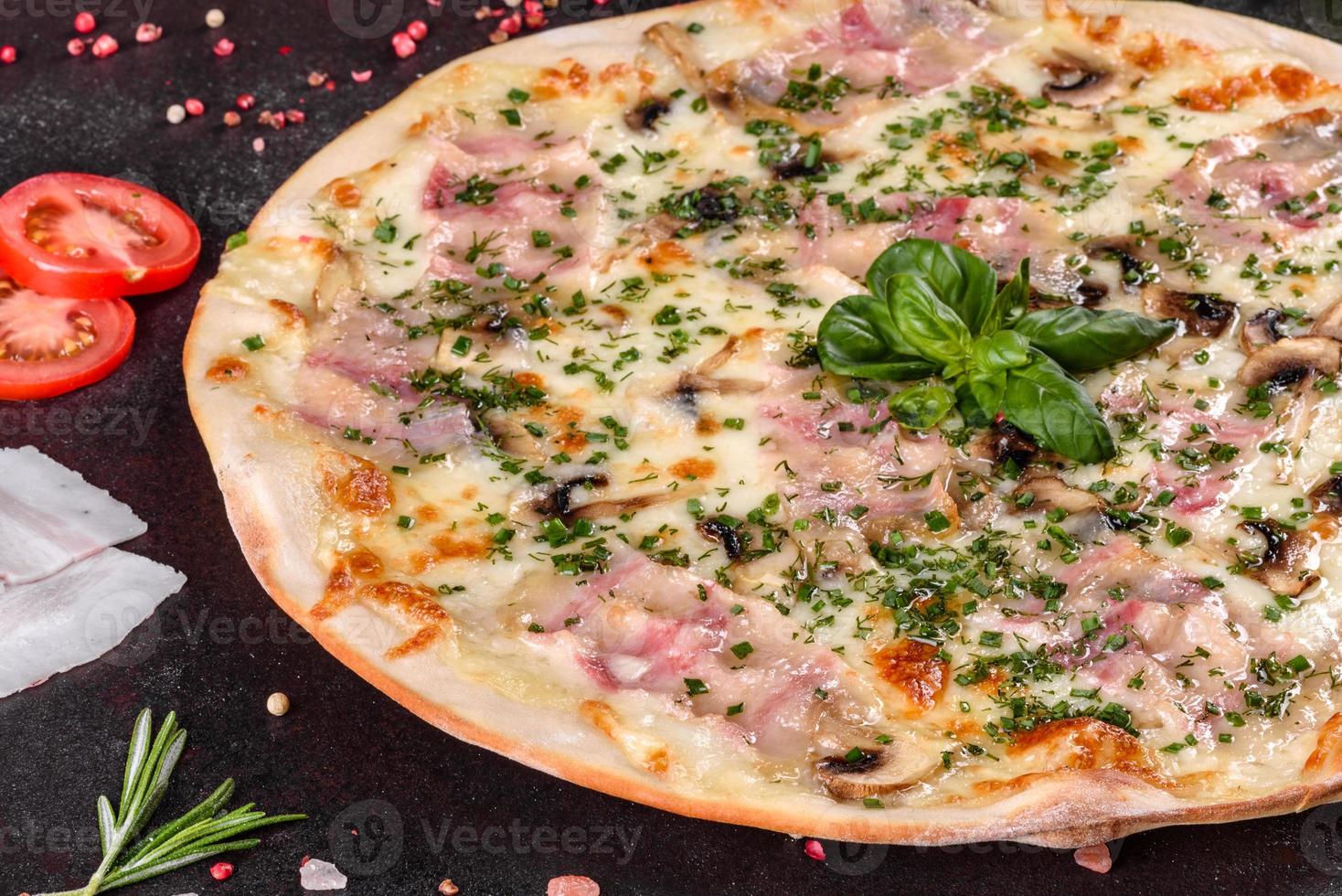 frische heiße Pizza mit Speck, Zwiebeln, Gemüse und Tomaten foto