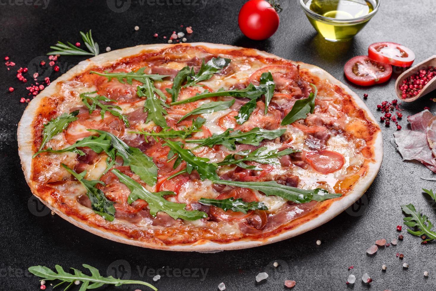 frische Pizza im Ofen gebacken mit Rucola, Salami foto