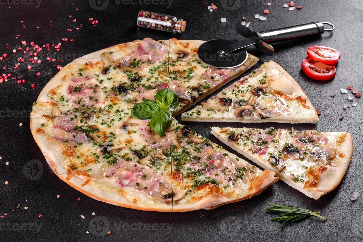 frische heiße Pizza mit Speck, Zwiebeln, Gemüse und Tomaten foto