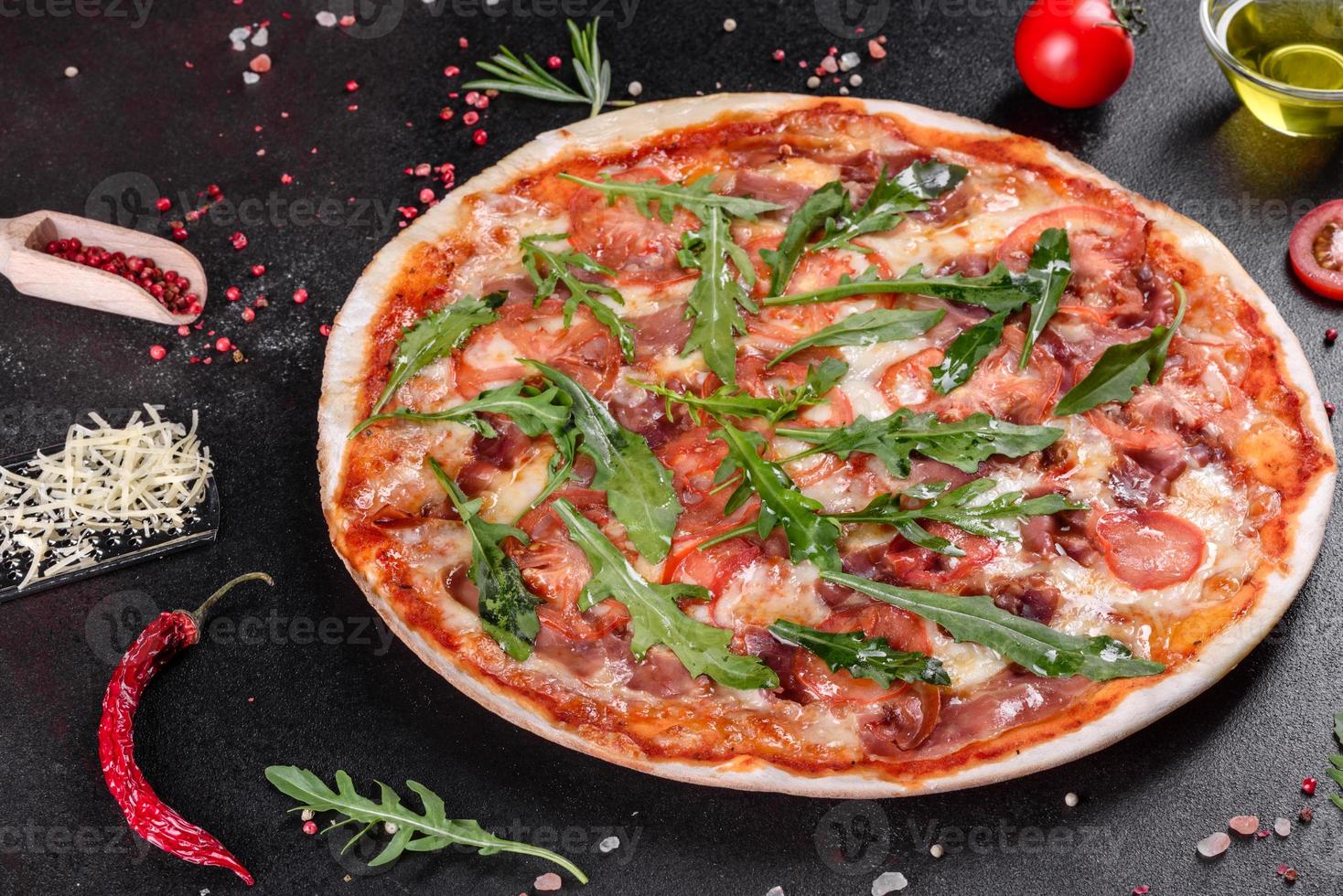 frische Pizza im Ofen gebacken mit Rucola, Salami foto