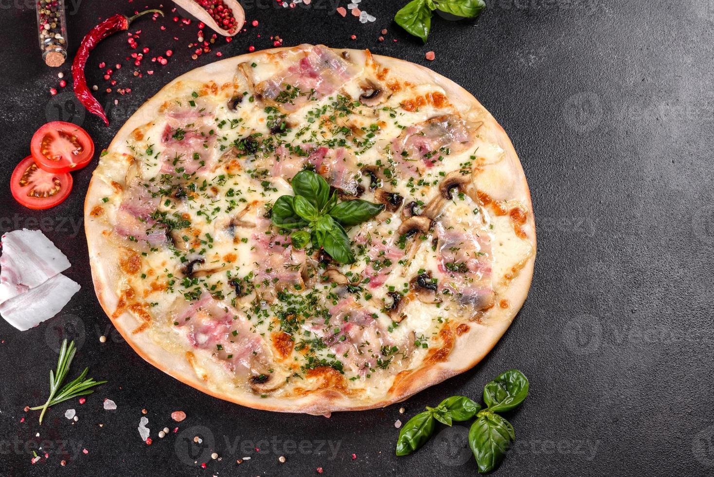 frische heiße Pizza mit Speck, Zwiebeln, Gemüse und Tomaten foto