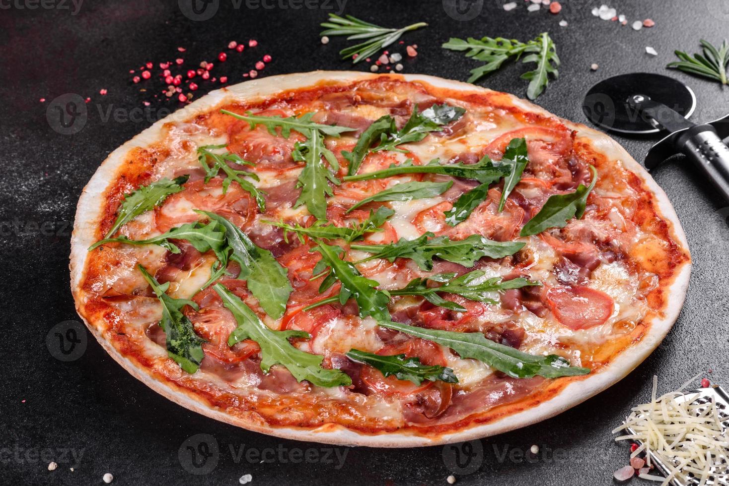 frische Pizza im Ofen gebacken mit Rucola, Salami foto