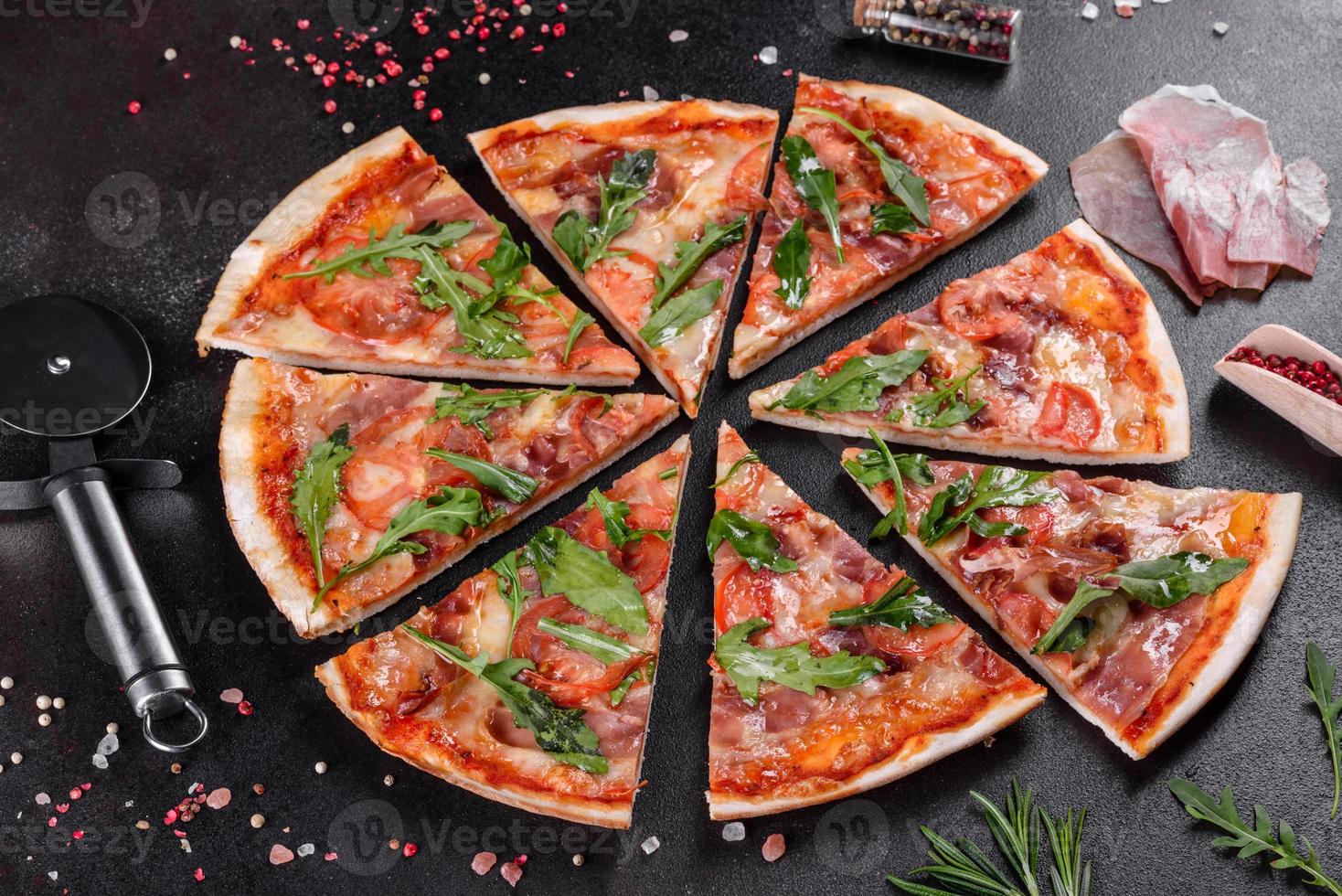 frische Pizza im Ofen gebacken mit Rucola, Salami foto