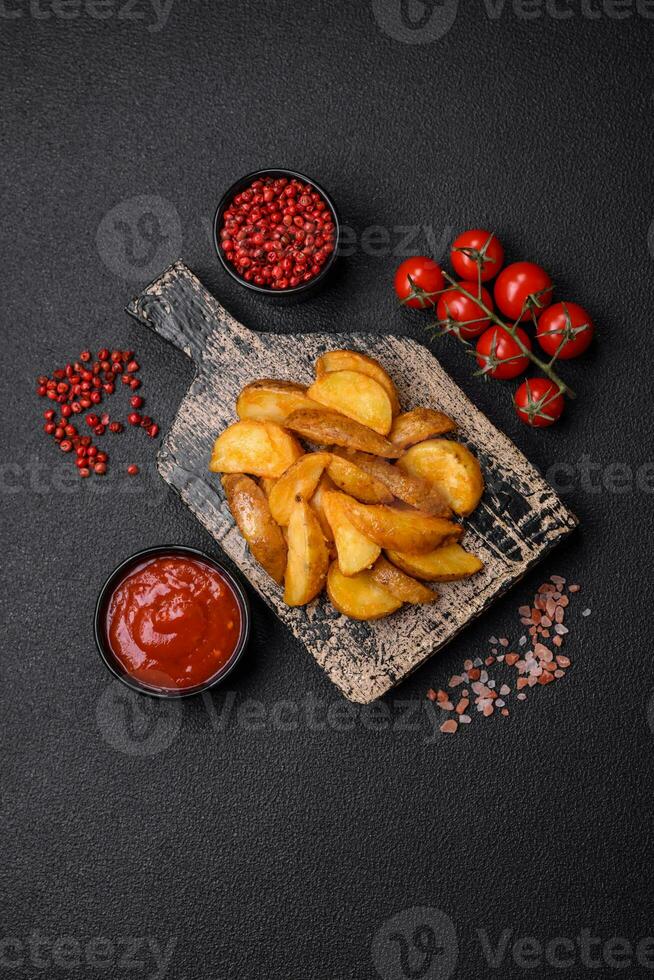 köstlich knusprig gebraten Kartoffel Keile mit Salz, Gewürze und Kräuter foto