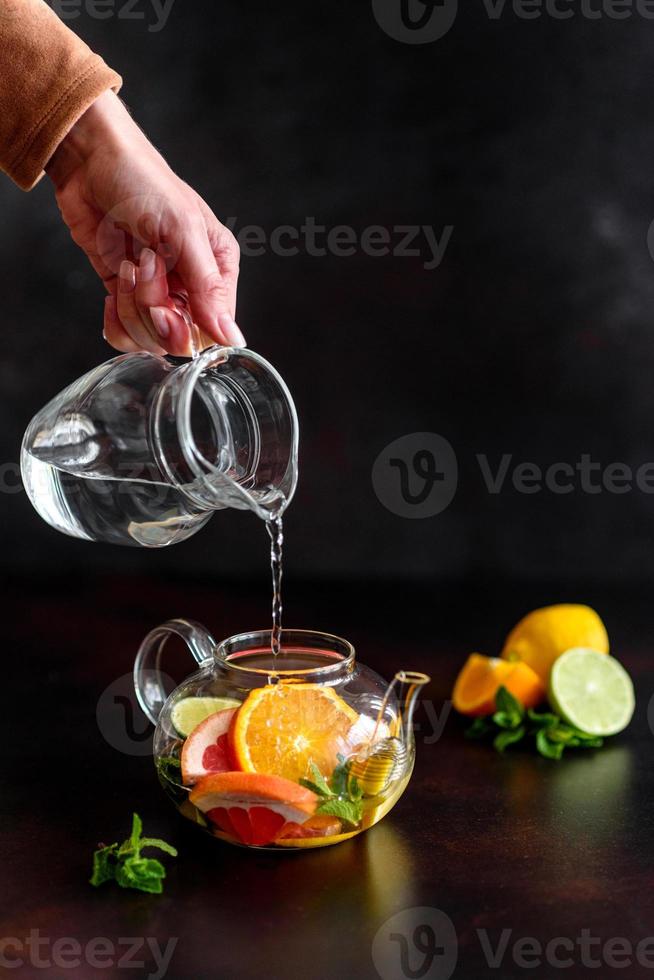 heißer Früchtetee mit Zitrone, Minze, Orange, Limette und Grapefruit foto