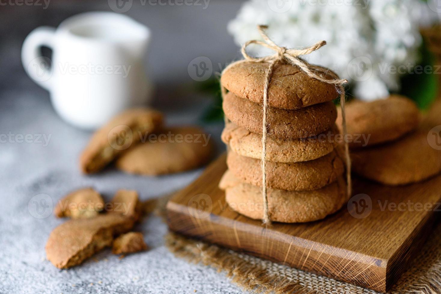 hausgemachte Haferflockenkekse auf einem Holzbrett foto