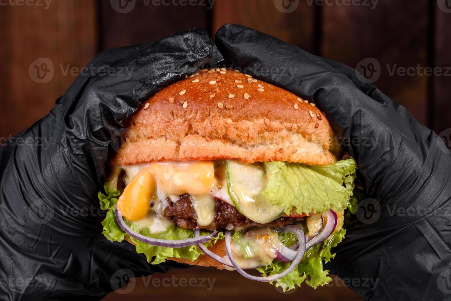 leckerer gegrillter hausgemachter Burger mit Rindfleisch, Tomate, Käse foto