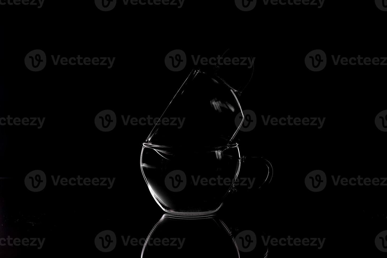 leere Glassilhouette auf dunklem Hintergrund isoliert foto