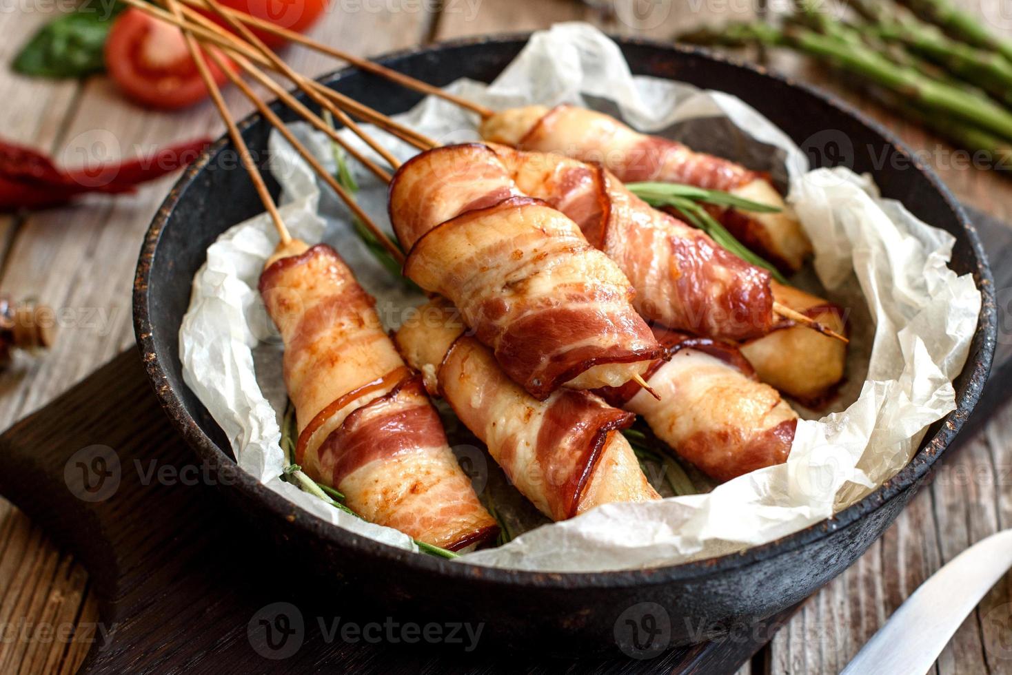 Brötchen mit Speck und Hühnerhack auf einem Eintopf mit frischem Spargel foto