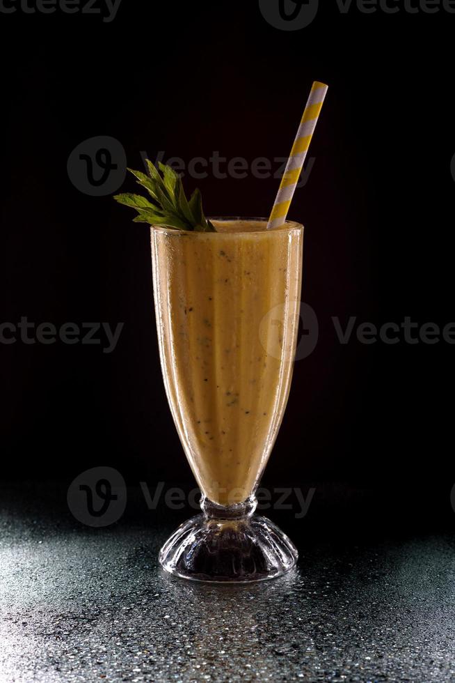 kaltes erfrischendes Papaya-Eis frisch mit Cocktailtube foto