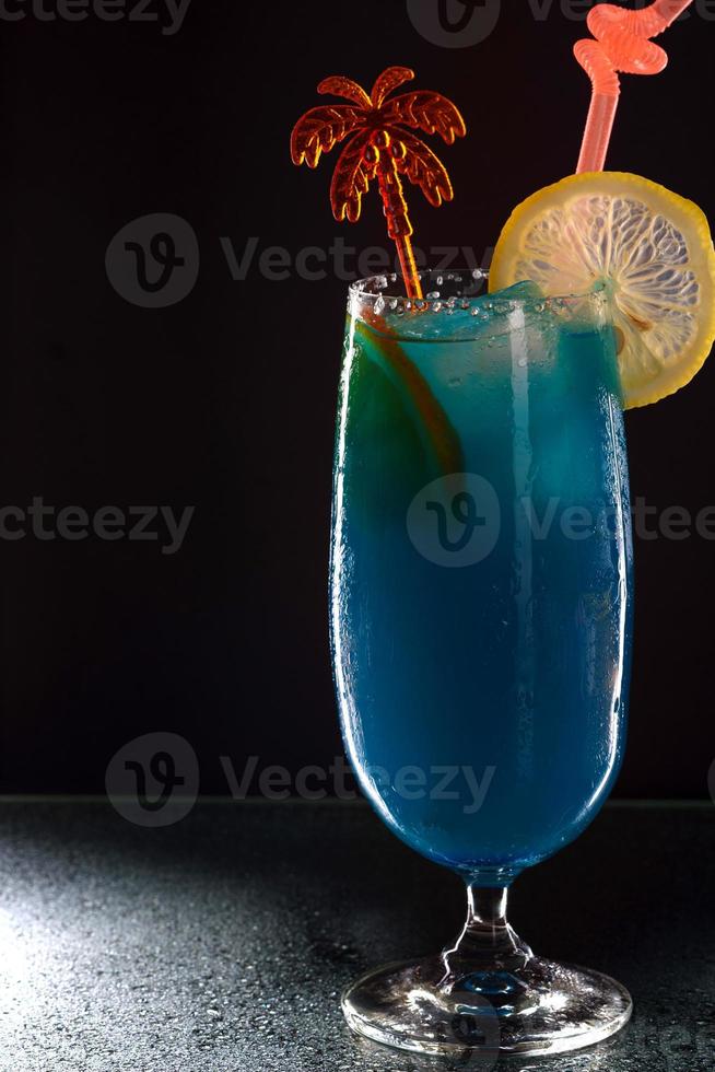 erfrischendes kühles blaues Curaçao auf der Bartheke. Cocktail auf einer Party foto