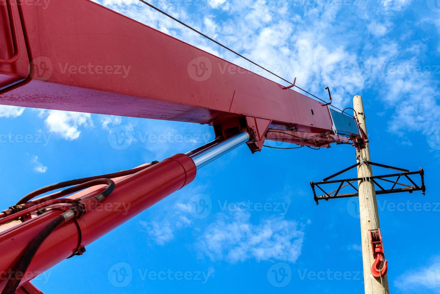 Installation der Säule für die Hochspannungsleitung foto