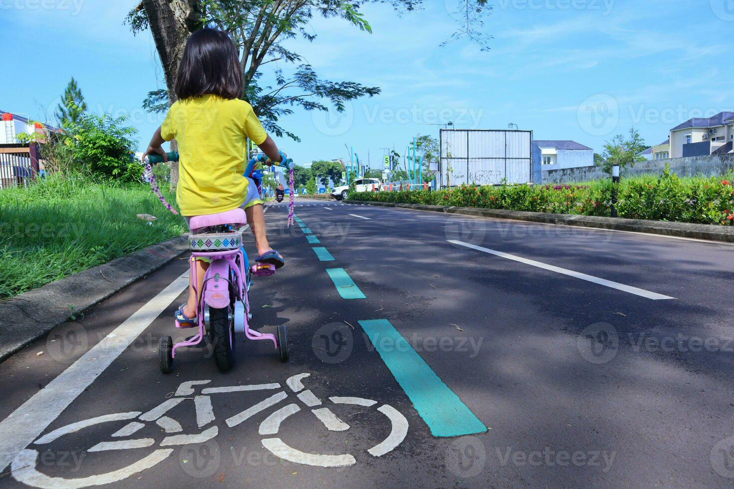 wenig Mädchen ist Reiten ihr Fahrrad foto