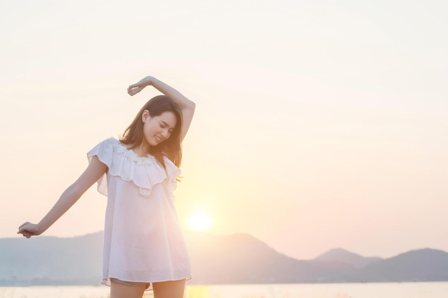 schöne Frau streckt sich morgens mit frischer Luft foto