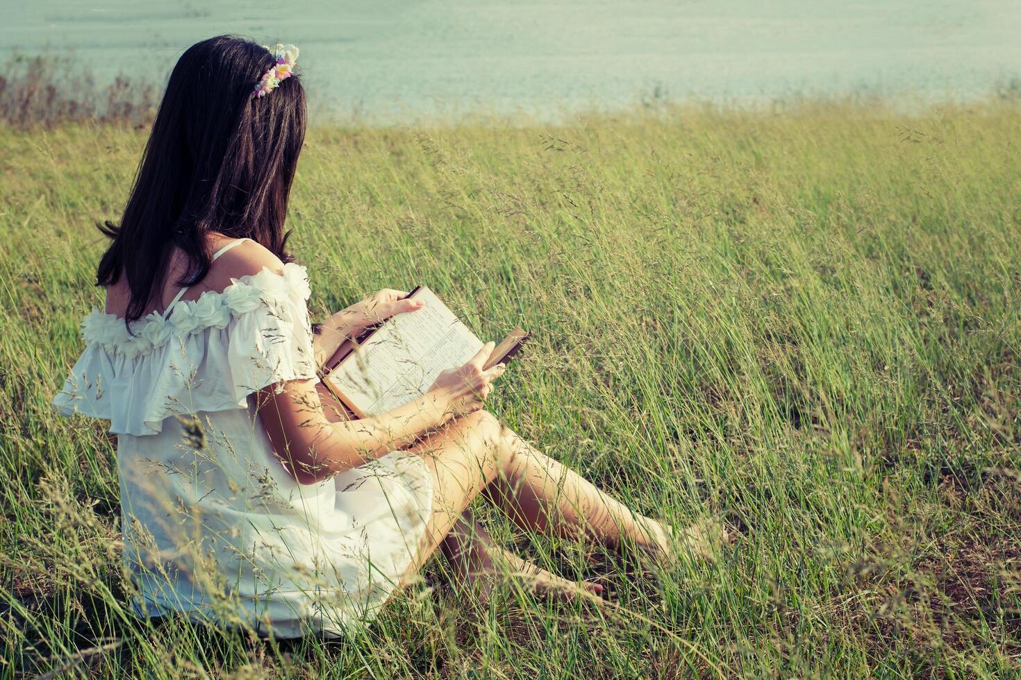 junges Mädchen liest Buch .selektiver Fokus foto