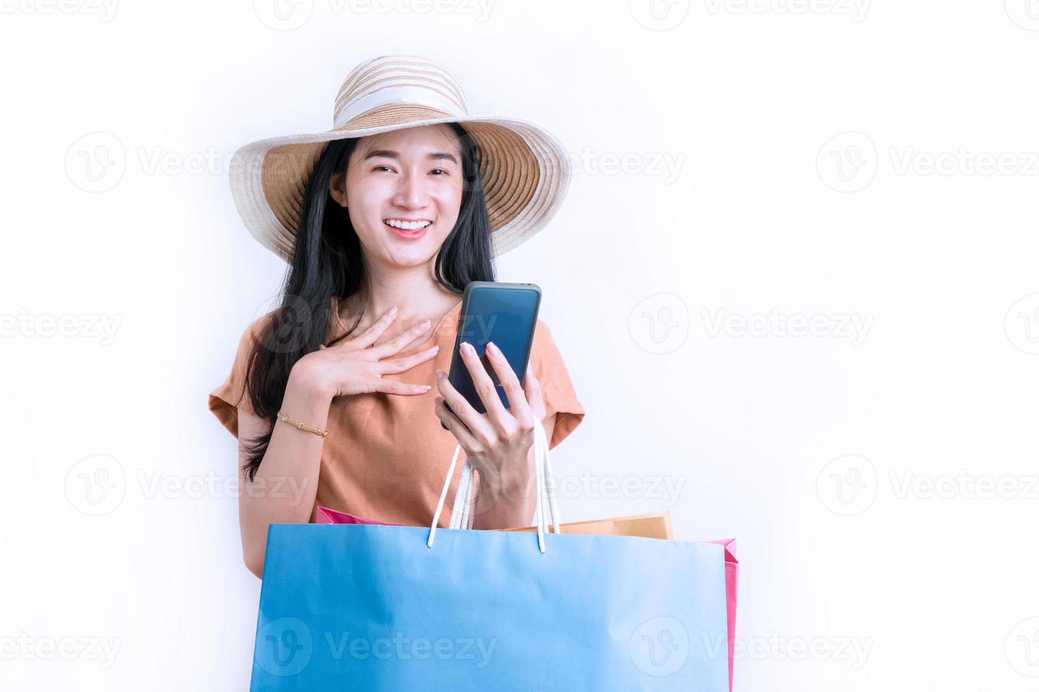 asiatische Frau glücklich für Online-Shopping. foto