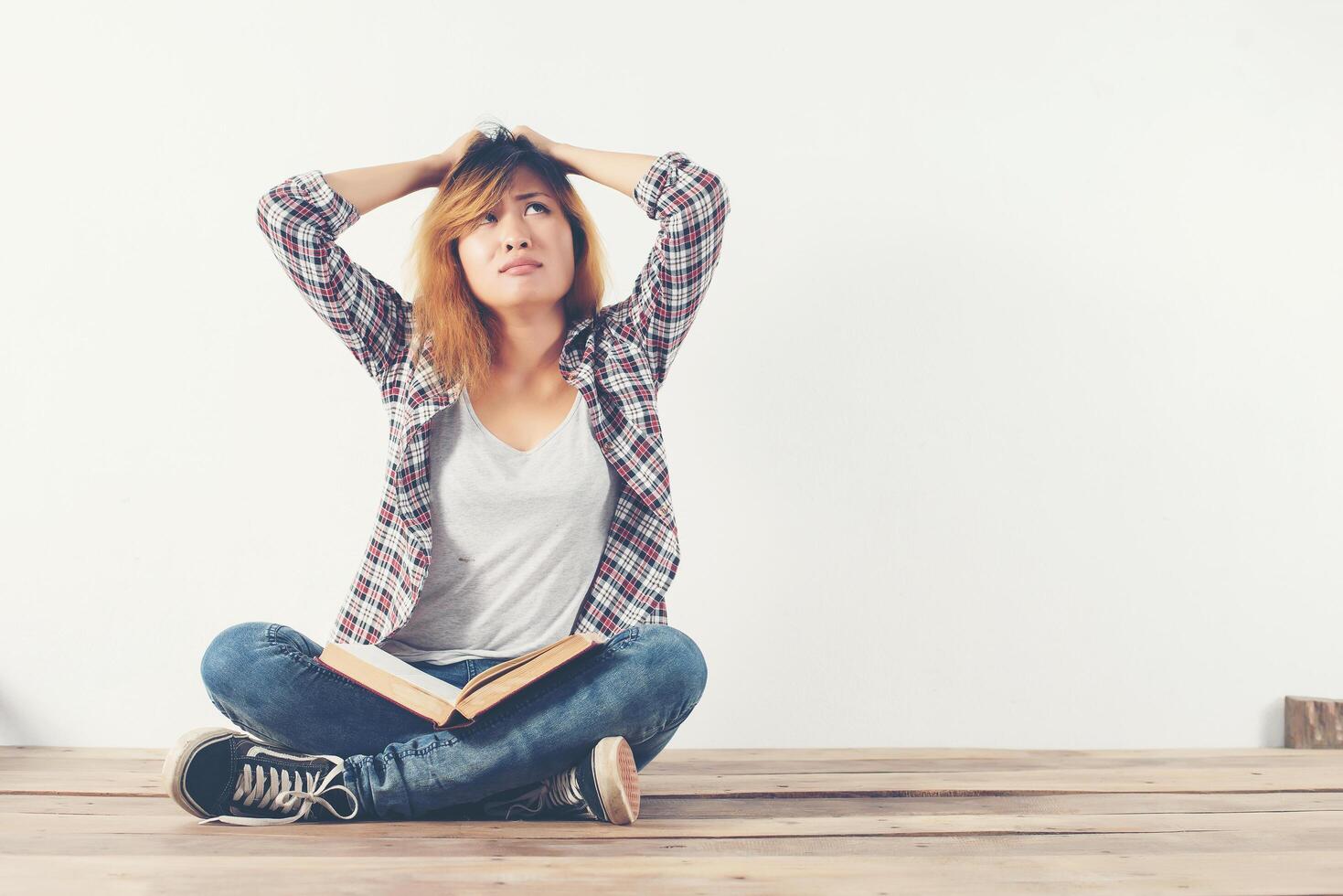 junge Hipster-Frau las mit Interesse. überraschtes Mädchen mit Buch. foto