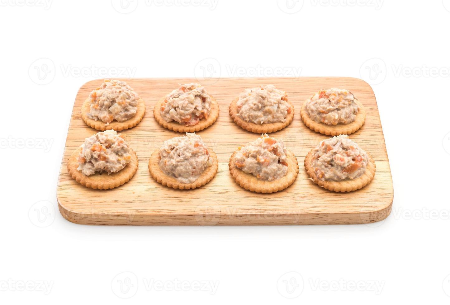 Thunfischsalat mit Cracker auf weißem Hintergrund foto